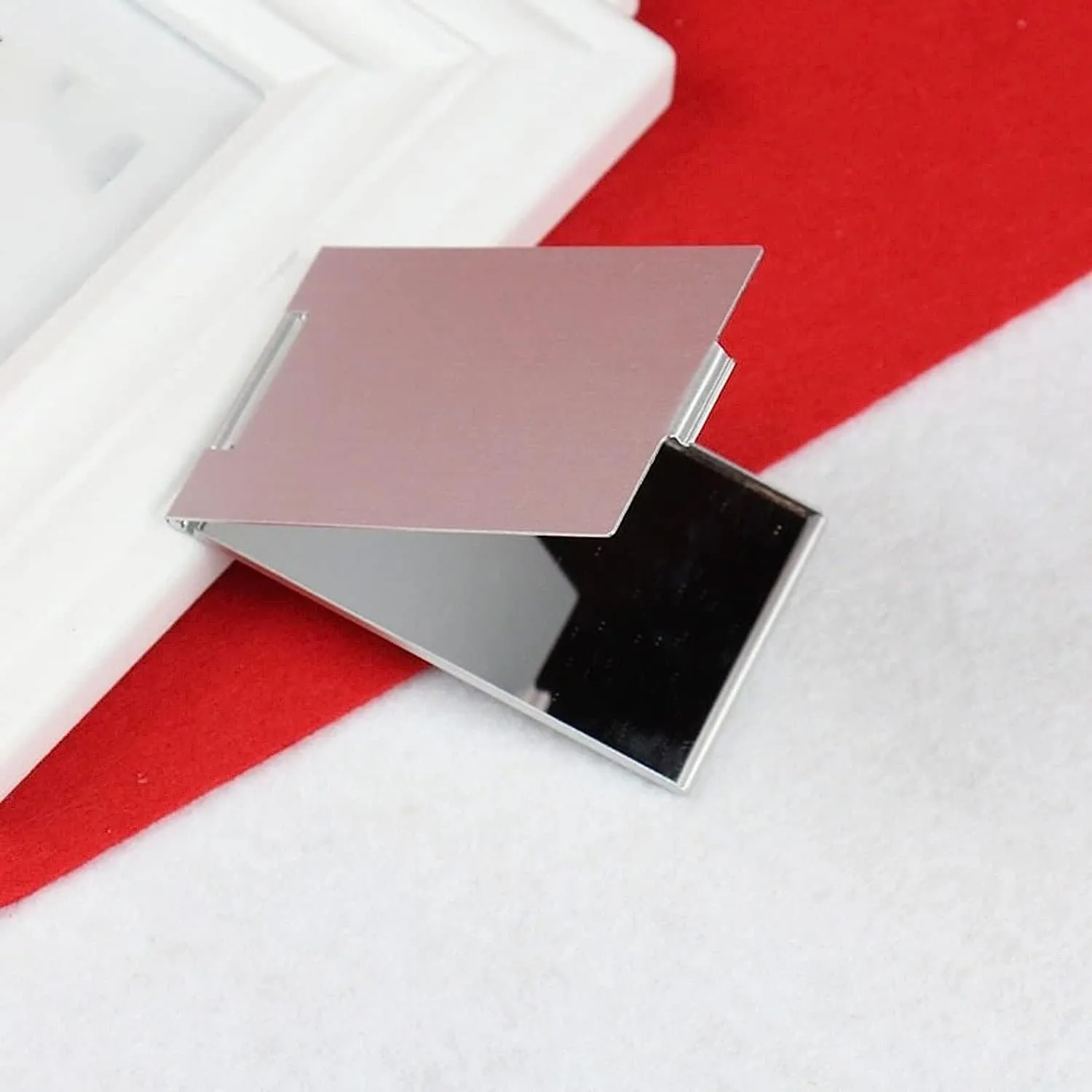 Mirror Aluminum Folding Mirror Mini Portable Makeup Mirror Hand Standing Small Mirror Vanity Foldable Compact Cosmetics Tools Mirror (Size : M) ()